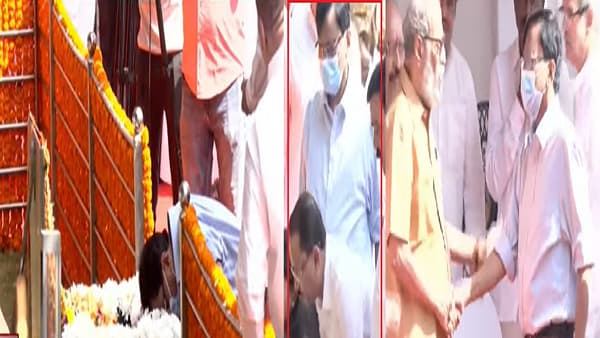 हिंदूहृदय सम्राट बाळासाहेब ठाकरेंच्या स्मृतीदिनी त्यांच्या स्मृतीस्थळी संजय राऊत दाखल झाले. त्यांनी बाळासाहेबांना अभिवादन देखील केलं. अनेक दिवसांनंतर संजय राऊत यांना पाहिल्यानंतर कार्यकत्यांमध्ये आनंदाचं वातावरण आहे.