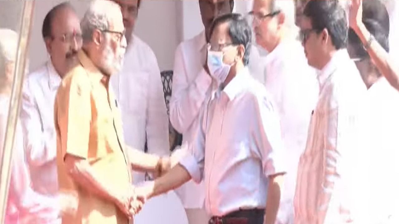 दरम्यान, नुकताच संजय राऊत यांनी एक्स (ट्विटर) वर पोस्ट केली आहे. ज्यामध्ये  बाळासाहेब ठाकरे आणि पंतप्रधान नरेंद्र मोदी दिसत आहे. फोटो पोस्ट करत संजय राऊत यांनी बाळासाहेब ठाकरे यांना मानवंदना दिली आहे. 