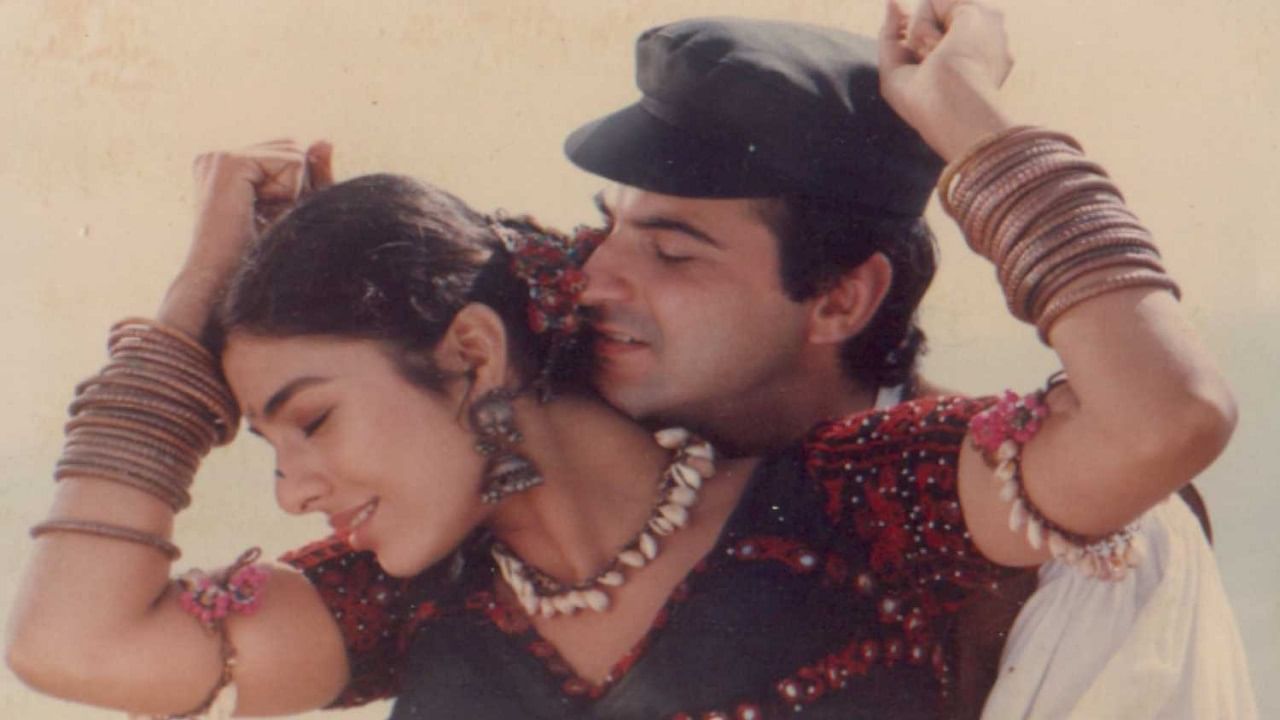 बॉलिवूडमध्ये स्वतःची ओळख निर्माण करत असताना तब्बू हिचं नाव अभिनेता संजय कपूर याच्यासोबत देखील जोडण्यात आलं... पण दोघांनी देखील त्यांच्या नात्याचा स्वीकार सर्वांसमोर केला आहे... आज संजय त्याच्या कुटुंबासोबत आनंदी आयुष्य जगत आहे, तर तब्बू आजही एकटीच आहे.