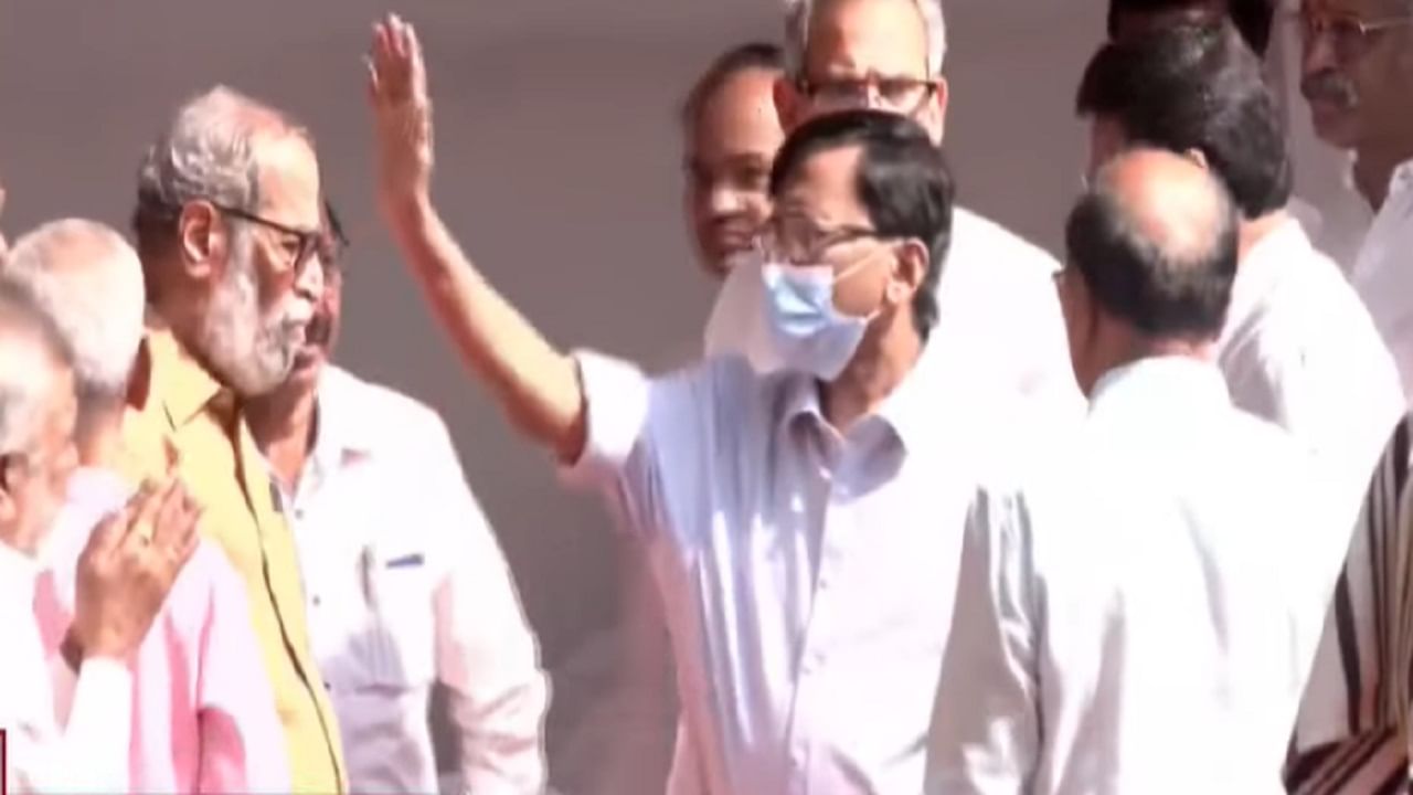 सोशल मीडियावर एक पत्र पोस्ट करत संजय राऊत यांनी आजारी असल्याचं सांगितलं होतं. माझ्या प्रकृतीत काही गंभीर स्वरुपाचे बिघाड झाल्याचं समोर आलं आहे. माझ्यावर उपचार सुरू आहेत... असं पत्रात लिहिलं होतं.