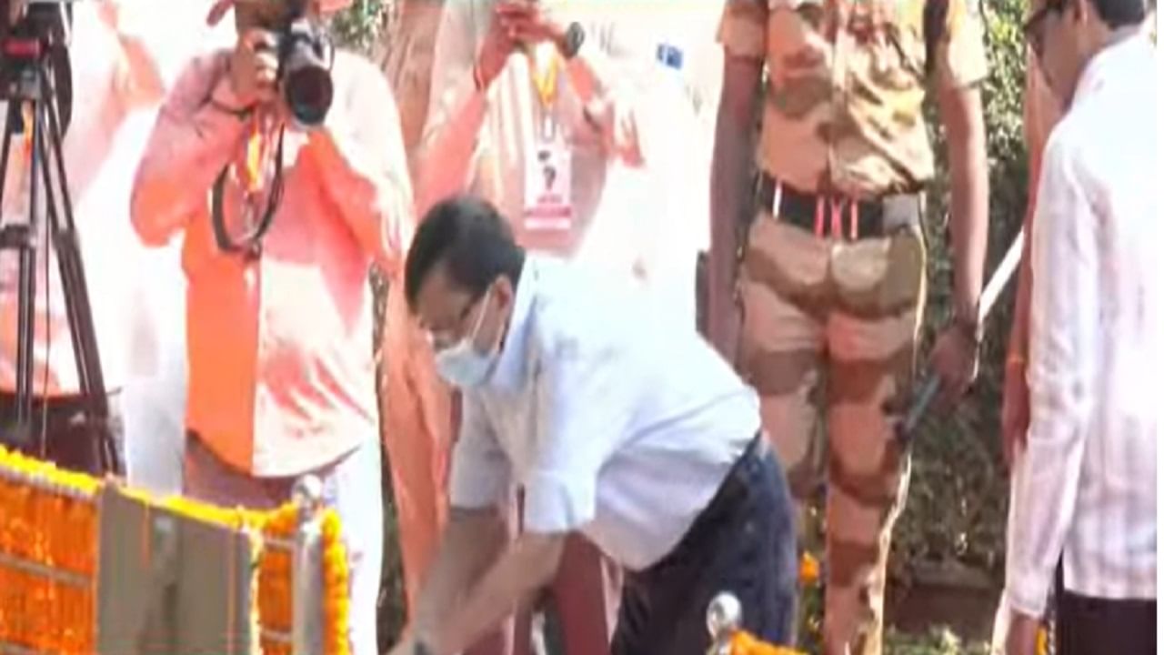 प्रकृतीत सुधारणा झाल्याने त्यांना डिस्चार्ज देण्यात आला होता. त्यांना डॉक्टरांनी सक्तीच्या विश्रांतीचा सल्ला दिला होता. त्यामुळे राऊत हे सार्वजनिक कार्यक्रमात दिसत नव्हते. ते घरीच होते. त्यानंतर पहिल्यांदाच आज ते शिवाजी पार्कवर आले. खास शिवसेनाप्रमुखांना अभिवादन करण्यासाठी राऊत घरातून बाहेर पडले.