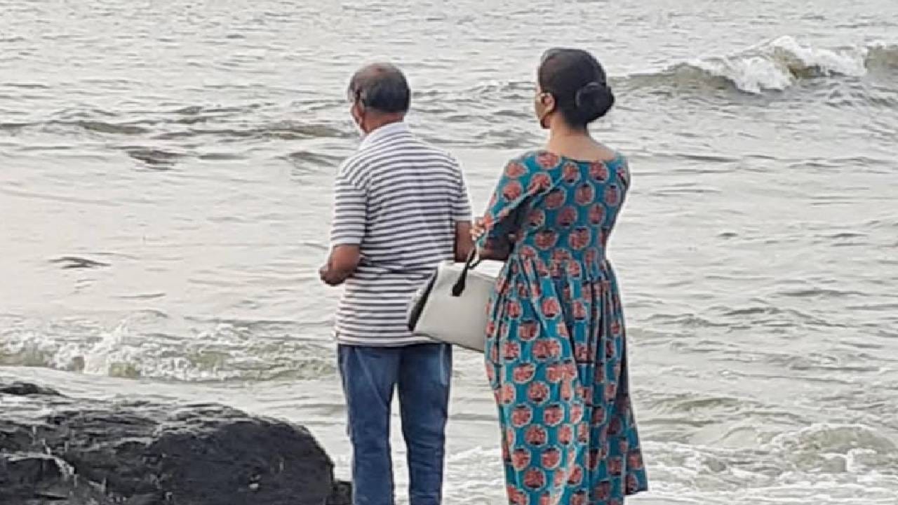 अभिनेत्री सायली संजीवने इन्स्टाग्रामवर तिच्या बाबांसोबतचे फोटो पोस्ट करत रडण्याचा आणि हृदयाचा इमोजी पोस्ट केला आहे. सायलीचे वडील संजीव यांचं 30 नोव्हेंबर 2021 रोजी निधन झालं होतं. निधनापूर्वी त्यांची प्रकृती बिघडली होती. रुग्णालयात त्यांच्यावर उपचार सुरू होते.