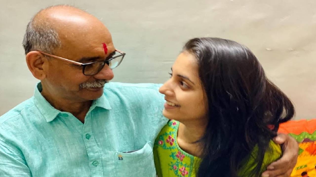 सायलीचे वडील कर्करोगाने ग्रस्त होते. त्यांच्या उपचारासाठी प्रचंड पैसे लागणार होते. त्यामुळे सायली तिच्यासाठी गाडी घेऊ शकत नव्हती. परंतु ही गोष्टी तिच्या बाबांना माहीत होती. अखेरचा श्वास घेण्यासाठी त्यांनी सायलीला पाडव्याला गाडी भेट म्हणून दिली. सगळे पैसे तिला देऊन त्यांनी सायलीला गाडी घ्यायला लावली होती, अशी आठवण सायलीने एका मुलाखतीत सांगितली. 
