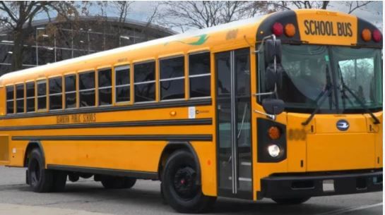 आजकाल विद्यार्थ्यांना शाळेत सोडण्यासाठी स्कुल बसेसचा वापर वाढला आहे. मोठ्या शाळांत तर स्कुल बसनेच विद्यार्थी शाळेत येतात. भारतात तसेच परदेशातही बहुसंख्य स्कुल बसेसचा रंग पिवळाच असतो.