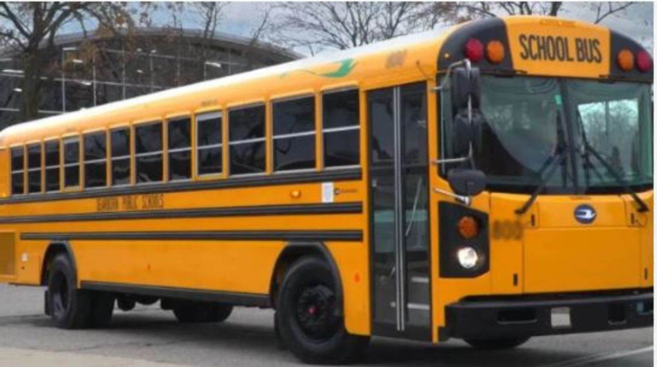 आजकाल विद्यार्थ्यांना शाळेत सोडण्यासाठी स्कुल बसेसचा वापर वाढला आहे. मोठ्या शाळांत तर स्कुल बसनेच विद्यार्थी शाळेत येतात. भारतात तसेच परदेशातही बहुसंख्य स्कुल बसेसचा रंग पिवळाच असतो.