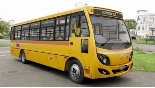 पिवळा रंग हा अलर्ट म्हणजेच दक्षतेचं प्रतिक असतो. लहान मुलांच्या सुरक्षा लक्षात घेऊन स्कुल बसेसना पिवळा रंग दिलेला असतो. पिवळा रंग दिसला की संबंधित बसमध्ये लहान मुलं आहेत, आपण हळू वाहन चालवले पाहिजे असा संदेश जावा यासाठीही स्कुल बसचा रंग पिवळा असतो. 