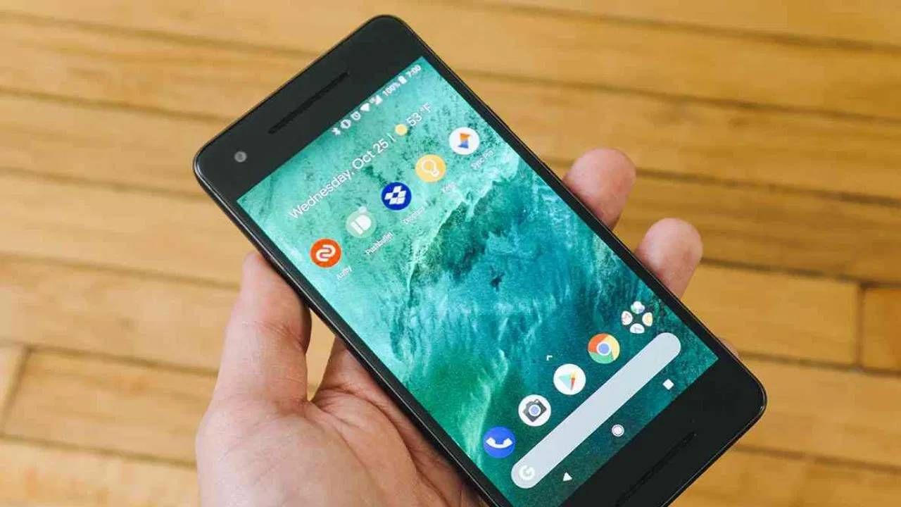 मूळ बिल, बॉक्स आणि वॉरंटी तपासा: सेकंड-हँड फोन खरेदी करताना बिल, बॉक्स आणि वॉरंटी कार्ड असणे हा एक मोठा फायदा आहे. हे बिल तुम्हाला फोनचा मूळ मालक ओळखण्यास मदत करते आणि जर वॉरंटी कायम राहिली तर तुम्हाला कोणत्याही समस्येसाठी सर्व्हिस सेंटरचा सपोर्ट मिळू शकतो. जर तुम्हाला बिल मिळाले नाही, तर किमान मूळ बॉक्स आणि IMEI जुळले पाहिजेत. बनावट अॅक्सेसरीज टाळण्यासाठी, चार्जर आणि केबलची देखील चाचणी करा.