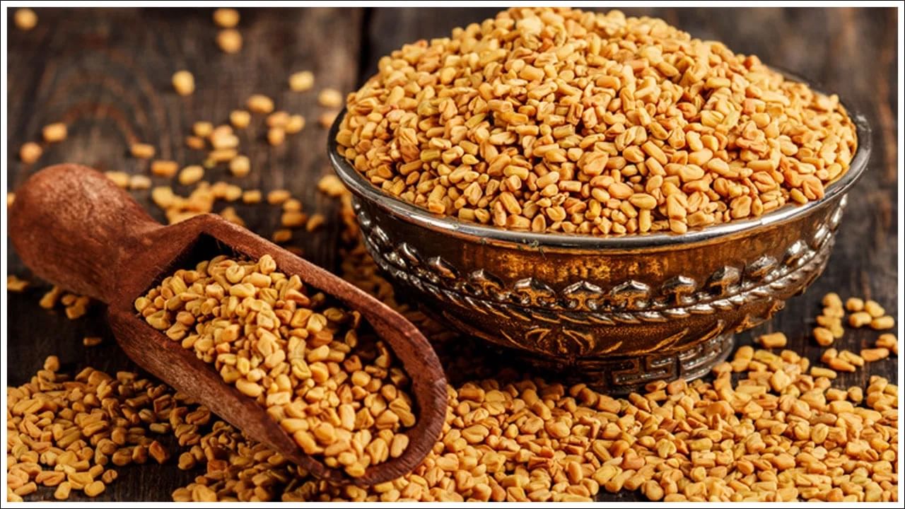 PCOS मधील इन्सुलिन रेसिस्टन्स कमी करण्यासही मदत. मेथी फायबरने समृद्ध असल्याने अॅसिडिटी, गॅस, बद्धकोष्ठता यांसारखे त्रास कमी करण्यास मदत करते. मेथीचे महिलांच्या आरोग्यास अत्यंत फायदेशीर आहे.