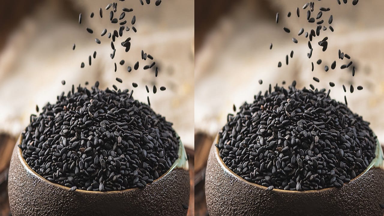 काळे तीळ हे कॅल्शियमचे भांडार आहेत. ते खाल्ल्याने हाडे मजबूत होतात. काळ्या तीळांमध्ये आढळणारे पोषक घटक सांधेदुखी आणि सूज कमी करण्यास प्रभावी असतात. काळे तीळ खाल्ल्याने हाडे मजबूत होण्यासही मदत होते.