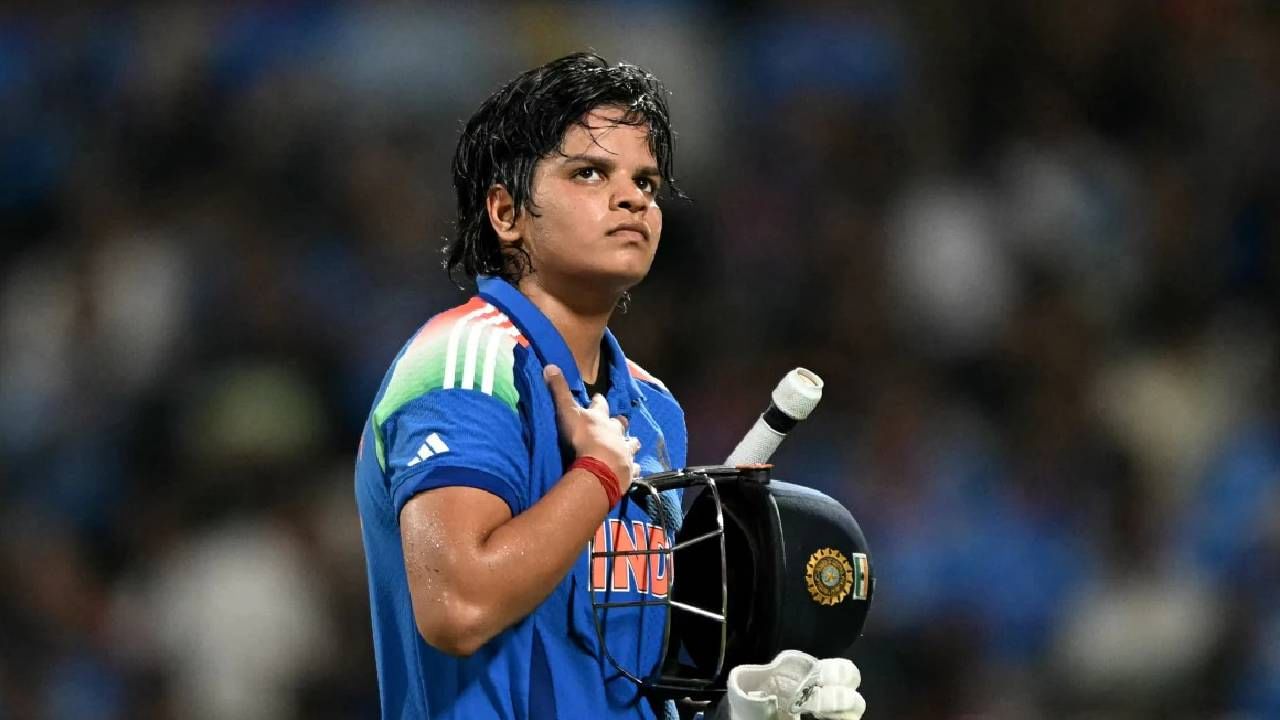 Shafali Verma : वर्ल्डकप स्क्वॉड दूरच, रिझर्व्हमध्येही नव्हती शफाली वर्मा, दुखापतीमुळे पलटलं नशीब, भारताच्या विजयात सिंव्हाचा वाटा Shafali Verma : वर्ल्डकप स्क्वॉड दूरच, रिझर्व्हमध्येही नव्हती शफाली वर्मा, दुखापतीमुळे पलटलं नशीब, भारताच्या विजयात सिंव्हाचा वाटा