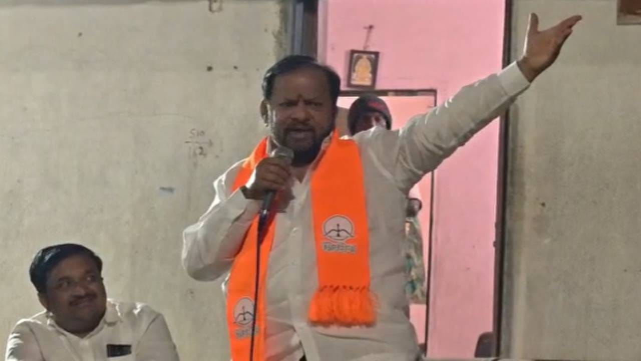 Shahajibapu Patil : आताच्या आमदारांचे शौक वेगळे... खोटं असेल तर इथं निवडणूक सोडतो, शहाजीबापूंचा रोख कुणावर? Shahajibapu Patil : आताच्या आमदारांचे शौक वेगळे... खोटं असेल तर इथं निवडणूक सोडतो, शहाजीबापूंचा रोख कुणावर?