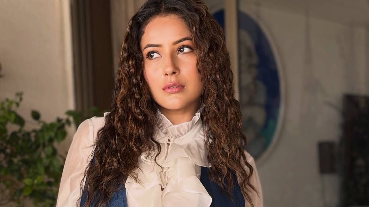 तेव्हा शहनाज नकारार्थी उत्तर देते. "मी स्वत:लाच हा प्रश्न विचारला आहे. तेव्हा मला उत्तर मिळालं की, कदाचित आमचं भावा-बहिणीचं काहीतरी कनेक्शन असेल. शुभमन खूपच प्रेमळ आहे. तो खूप चांगला खेळतो. पण मला विराट कोहलीसुद्धा खूप आवडतो. विराटमुळे मी क्रिकेट बघू लागले", असं शहनाज सांगते. 
