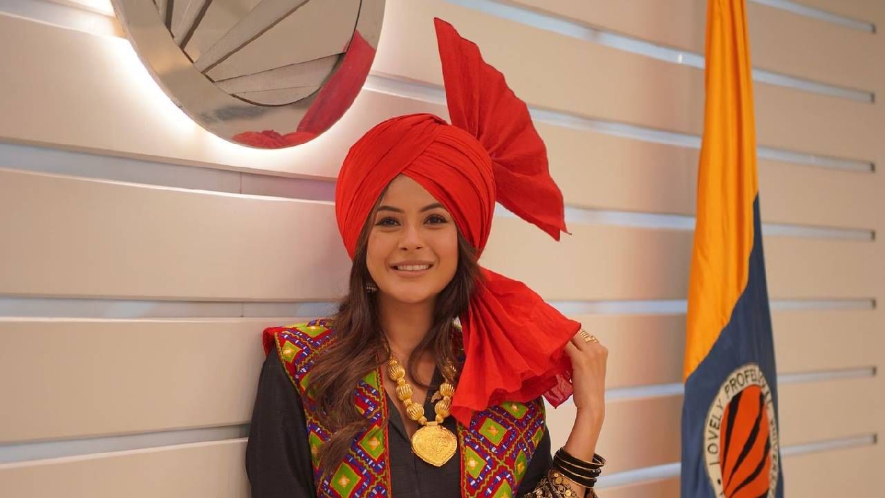 शहनाज रणवीरला म्हणाली, "मला हे खूपच आवडलंय. तोसुद्धा (शुभमन) तिथलाच आहे. असेल कदाचित माझा दूरचा भाऊ किंवा चुलत भाऊ. तोसुद्धा आमच्या अमृतसरचाच आहे. जेव्हा तो सोशल मीडियावर ट्रेंड होतो, तेव्हा मधे मध्ये मीसुद्धा ट्रेंड होऊ लागते."
