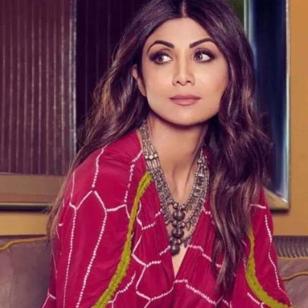 बॉलीवूड अभिनेत्री शिल्पा शेट्टीने सुद्धा कुक्के सुब्रमण्य स्वामी मंदिरात जाऊन दर्शन घेतलय. अनेक वर्षांपूर्वी ती आपला मुलगा वियान सोबत या मंदिरात दर्शनासाठी आलेली.  यावेळी तिच्या विजुअल्सची खूप चर्चा झालेली.  