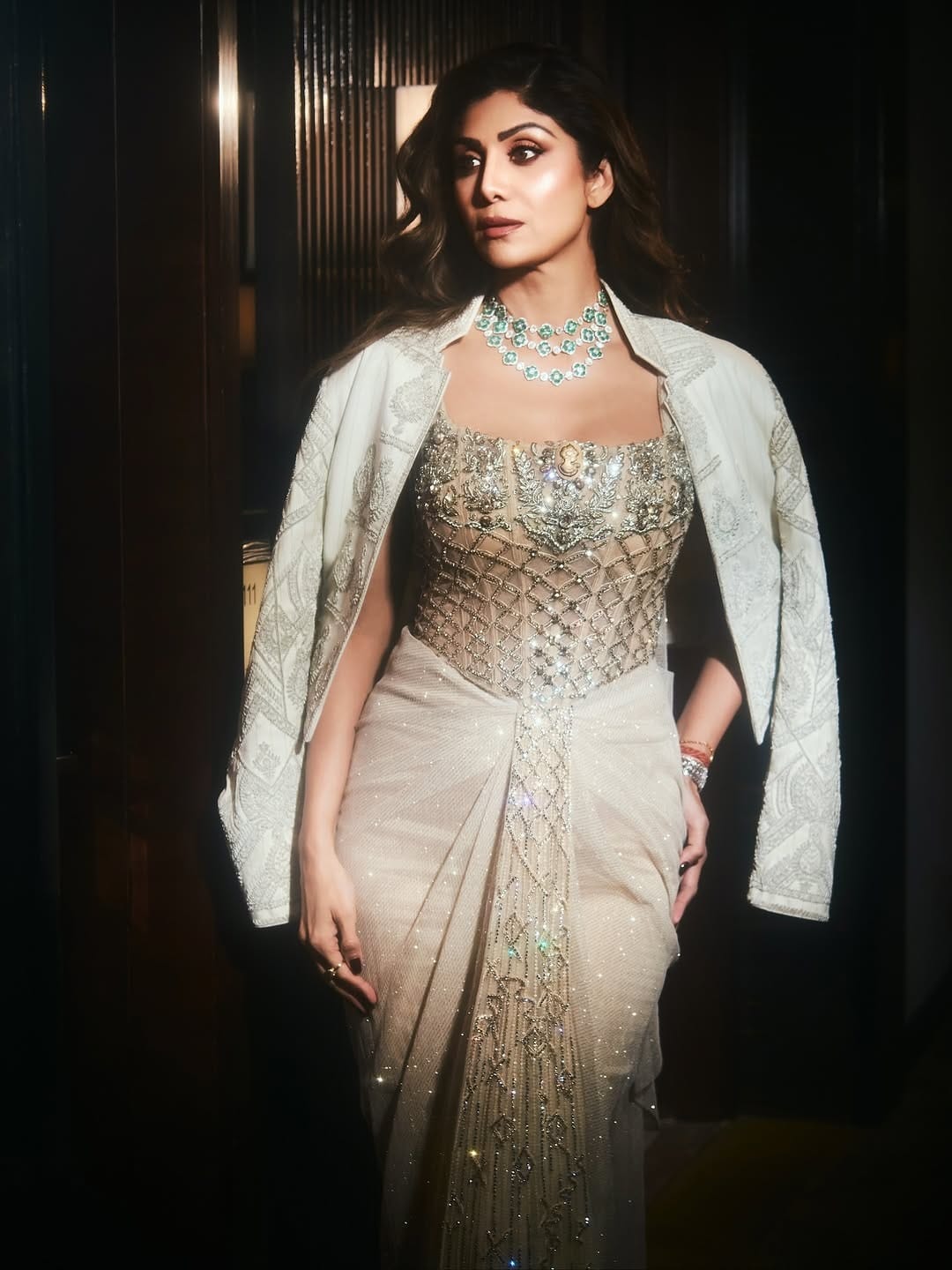 आता देखील हटके लूकमध्ये शिल्पा हिने काही फोटो पोस्ट केले आहे. चाहत्यांना देखील अभिनेत्रीचा लूक आवडला आहे. फोटो पोस्ट करत शिल्पा हिने Retro Charm… Modern vibe... असं कॅप्शन लिहिलं आहे. 