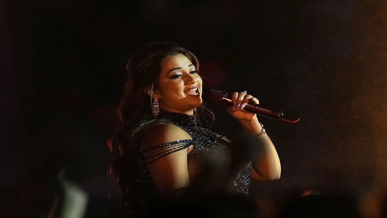 श्रेया घोषाल हिच्या इव्हेंटमध्ये चेंगराचेंगरी, पोलिसांचा लाठीचार्ज, 3 जण बेशुद्ध आणि...