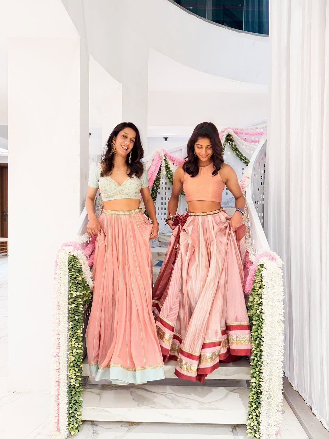 याच समारंभातले काही फोटो तिने तिच्या इन्स्टाग्राम खात्यावर अपलोड केले होते. यातील काही फोटोंमध्ये तिने गुलाबी रंगाचा लेहंगा परिधान केलेला दिसतोय. सोबतच तिच्यासोबत महिला क्रिकेट संघाचा भाग असलेली जेमीमाह हीदेखील  दिसत आहे. दोघींनीही मस्त असे फोटोशूट केले आहे. 