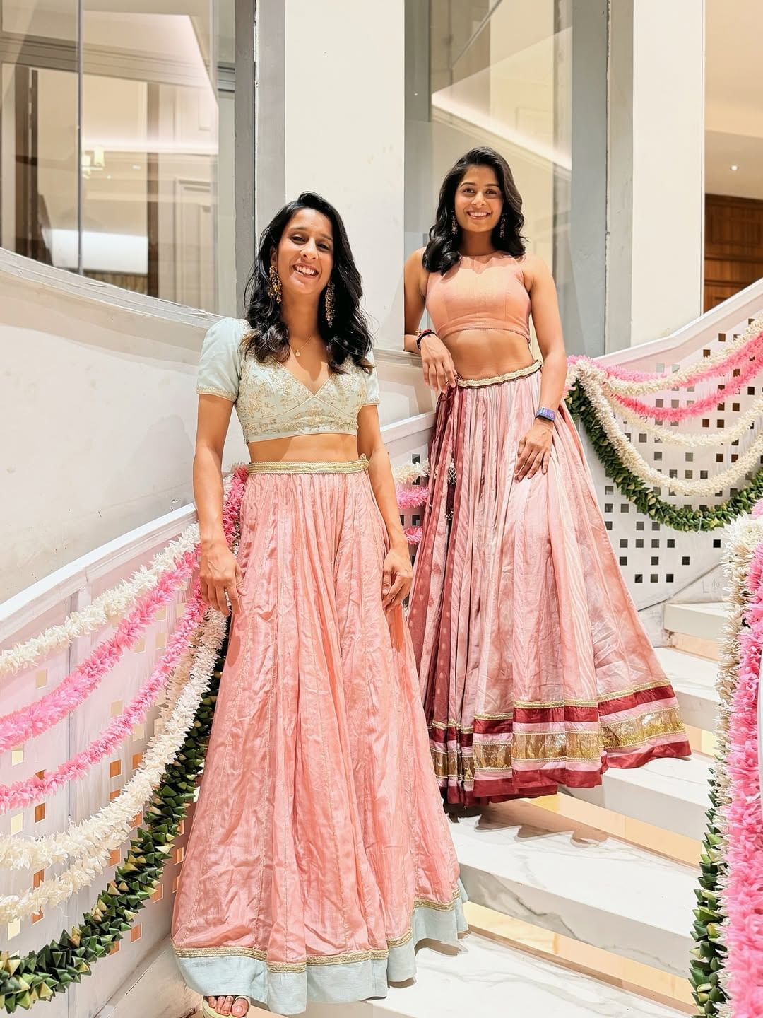 याच खेळाडूंमध्ये श्रेयांका पाटीलने मात्र सर्वांचे लक्ष वेधून घेतले होते. स्मृतीच्या विवाहसोहळ्यात श्रेयांका पाटील खूपच चान दिसत होती. ती चांगलीच सजली होती. तिने संगीत नाईट, हळदी समारंभ तसेच लग्नासाठी खूपच सुंदर कपडे परिधान केले होते. 