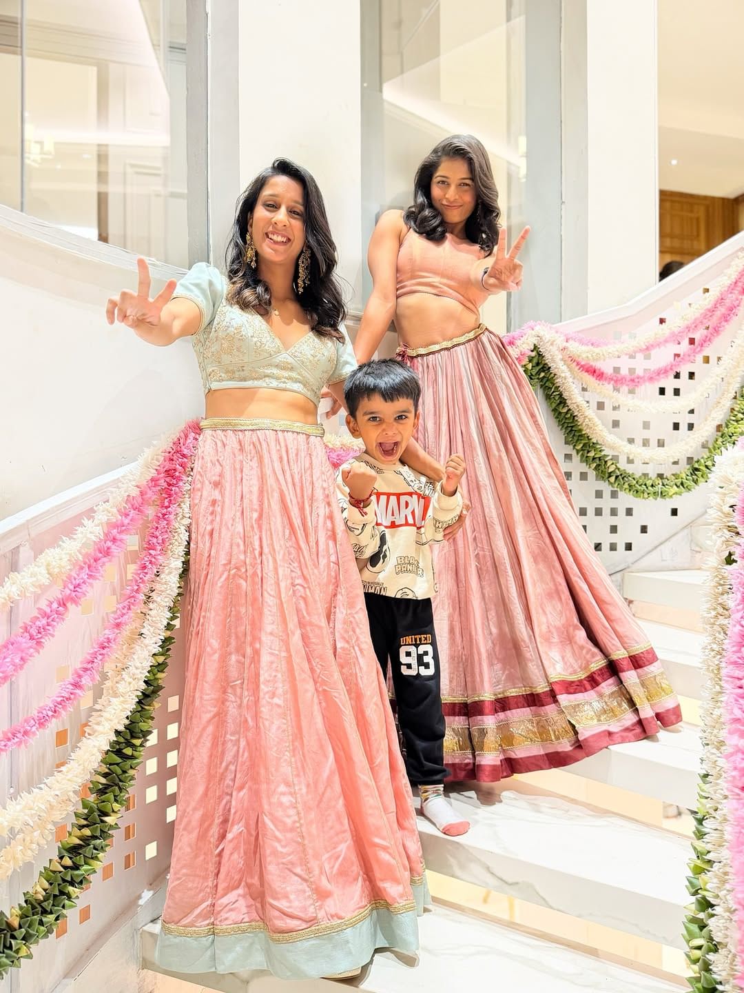 स्मृती मानधनाचे वडील श्रीनिवास मानधना यांना आलेल्या हृदयविकाराच्या झटक्यामुळे हा विवाहसोहळा पुढे ढकलण्यात आला. त्यांची प्रकृती सध्या स्थिर आहे. दरम्यान गेल्या दोन ते तीन दिवसांपासून स्मृतीच्या विवाहाची चर्चा होती. या कार्यक्रमात सहभागी होण्यासाठी भारतीय महिला क्रिकेट संघातील अनेक खेळाडू सांगलीत आल्या होत्या.