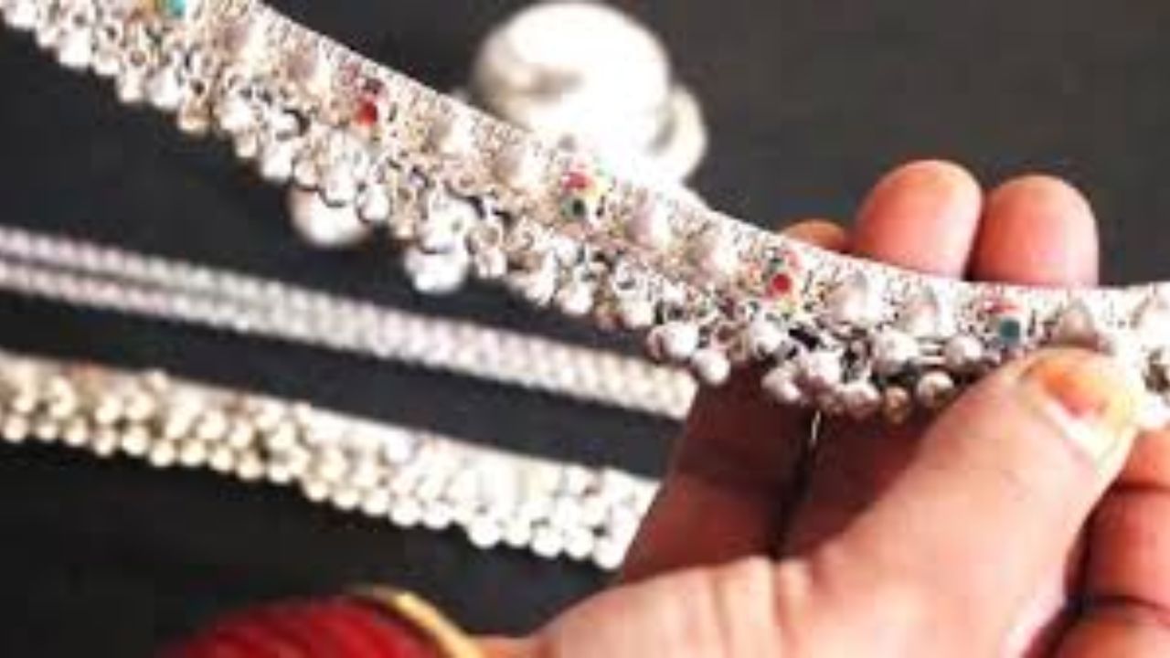 चांदीचे दागिने स्वच्छ करण्यासाठी टूथपेस्ट एक उत्कृष्ट पॉलिशिंग एजंट म्हणून काम करते. या दागिन्यांना टूथपेस्ट लावा आणि ते घासून घ्या. यामुळे वस्तूवर जमा झालेला ऑक्साईडचा थर निघून जातो आणि त्यांची मूळ चमक परत येते.