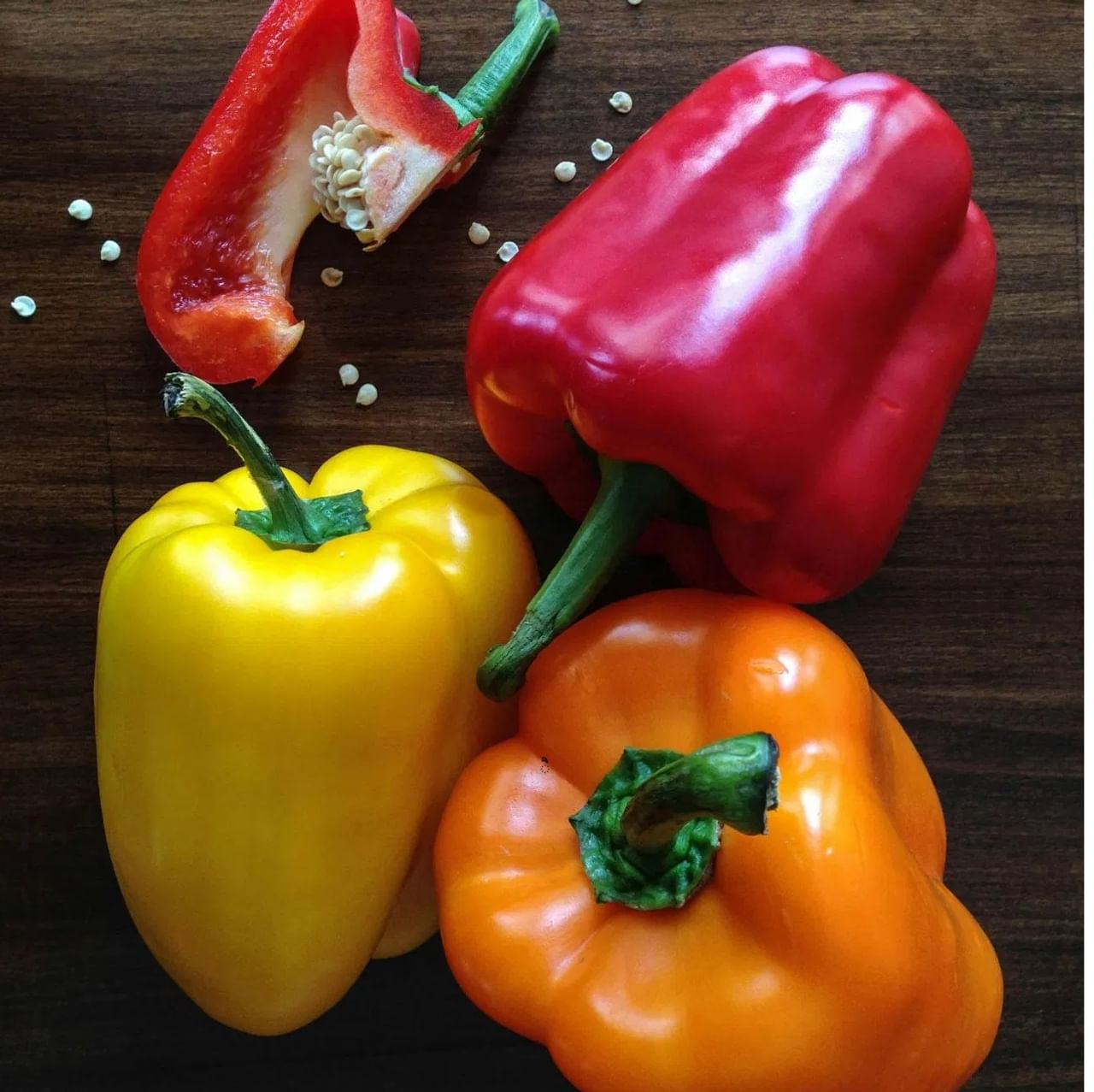 लाल, पिवळी आणि हिरवी सिमला मिर्ची विटामिन सीचा चांगला स्रोत आहे. यातील आयर्न शरीरातील कमजोर आणि थकवा कमी करते. हिवाळ्याच्या मोसमात तुम्ही सलाड वा सूपाच्या रुपात ही भाजी खाऊ शकतो.