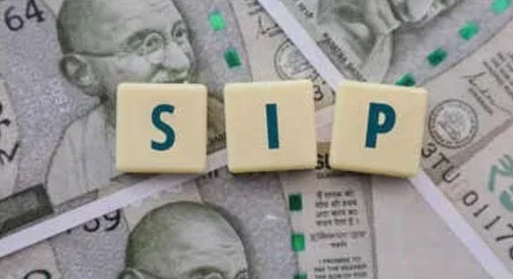 (टीप- वरच्या लेखात दिलेली माहिती ही प्राथमिक स्वरुपाची आहे. कुठेही प्रत्यक्ष वा अप्रत्यक्ष गुंतवणूक करायची असेल किंवा कोणताही आर्थिक निर्णय घ्यायचा असेल तर त्या-त्या क्षेत्रातील तज्ज्ञांचा सल्ला जरूर घ्या)