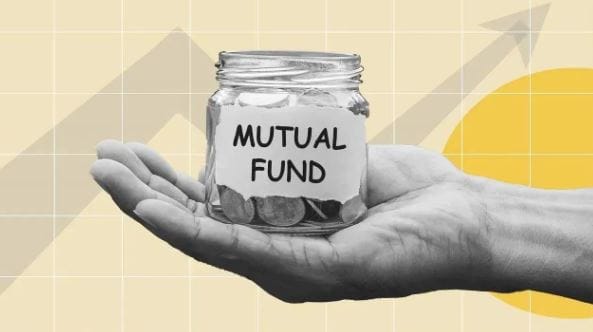 म्युच्यूअल फंडात तुम्ही दीर्घकाळ गुंतवणूक केली तर चक्रवाढ व्याजाचा तुम्हाला फायदा होऊ शकतो. त्यामुळे एसआयपीच्या माध्यमातून तुम्ही म्युच्यूअल फंडात दीर्घकाळ गुंतवणूक केली तर तुम्हाला कोट्यवधी रुपयांचा फंड उभा करता येऊ शकतो. विशेष म्हणजे तुम्ही रोज 100 रुपयांची गुंतवणूक जरी करायची ठरवले तरीदेखील तुमचा फंड तब्बल 1 कोटींपर्यंत वाढू शकतो. 