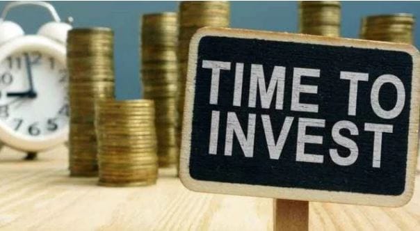 एसआयपीमध्ये तुम्ही केलेल्या गुंतवणुकीत चक्रवाढ व्याजाचा फायदा मिळतो. शेअर बाजाराच्या तुलनेत म्युच्यूअल फंडातील गुंतवणूक कमी धोकादायक मानली जाते. सोबतच तुम्ही करत असलेल्या एसआयपीवर वर्षाला साधारण बारा टक्क्यांनी परतावा मिळतो, असे गृहीत धरले जाते. 