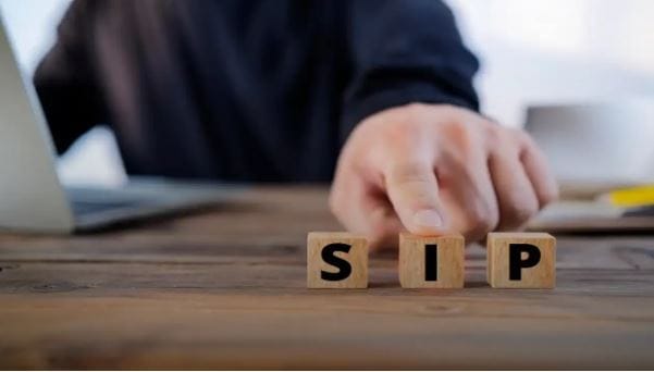 म्युच्यूअल फंडातील गुंतवणूक ही अप्रत्यक्षपणे शेअर बाजारातील गुंतवणुकीशी संबंधित असल्याने या गुंतवणुकीतही जोखमी असते. पण योग्य विचार, अभ्यास करूनच एसआयपीच्या माध्यमातून म्युच्यूअल फंडात गुंतवणूक करावी. 