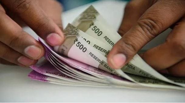 तुम्ही एसआयपी केलेल्या पैशांतून वर्षाला साधारण 12 टक्क्यांनी परतावा मिळतो, असे गृहीत धरले जाते. हे प्रमाण कमी-जास्त होऊ शकते. तुम्हाला 10 वर्षांत एक कोटीचा फंड उभा करायचा असेल तर 12 टक्क्यांच्या परताव्याच्या हिशोबाने तुम्हाला प्रत्येक महिन्याला 45 हजार रुपयांची एसआयपी करावी लागेल. त्यानंतर  