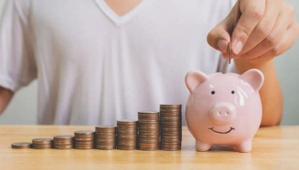 तुम्ही रोज 100 रुपयांची एसआयपी पुढच्या 30 वर्षांसाठी केली तर तुमचे करोडपती होण्याची स्वप्न पूर्ण होऊ शकते. तुम्ही रोजी शंभर रुपयांप्रमाणे 30 वर्षांसाठी गुंतवणूक केली तर 30 वर्षांत तुमचे एकूण 18 लाख रुपये जमा होतात. यावर 12 टक्क्यांच्या परताव्याच्या हिशोबाने 1,58,49,569  रुपयांचे व्याज मिळू शकते. म्हणजेच तुम्हाला एकूण 1,76,49,569  रुपये मिळू शकतात. 