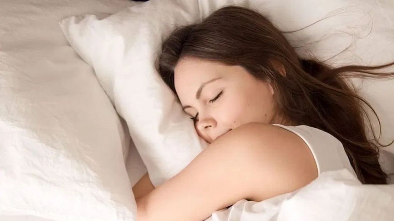 Vastu Shastra : झोपताना कधीच जवळ ठेवू नका या चार गोष्टी, व्हाल कंगाल, वास्तुशास्त्र काय सांगतं?