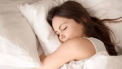 रात्री शांत झोप लागण्यासाठी नेमकं काय करावं, जाणून घ्या सोप्या ट्रिक