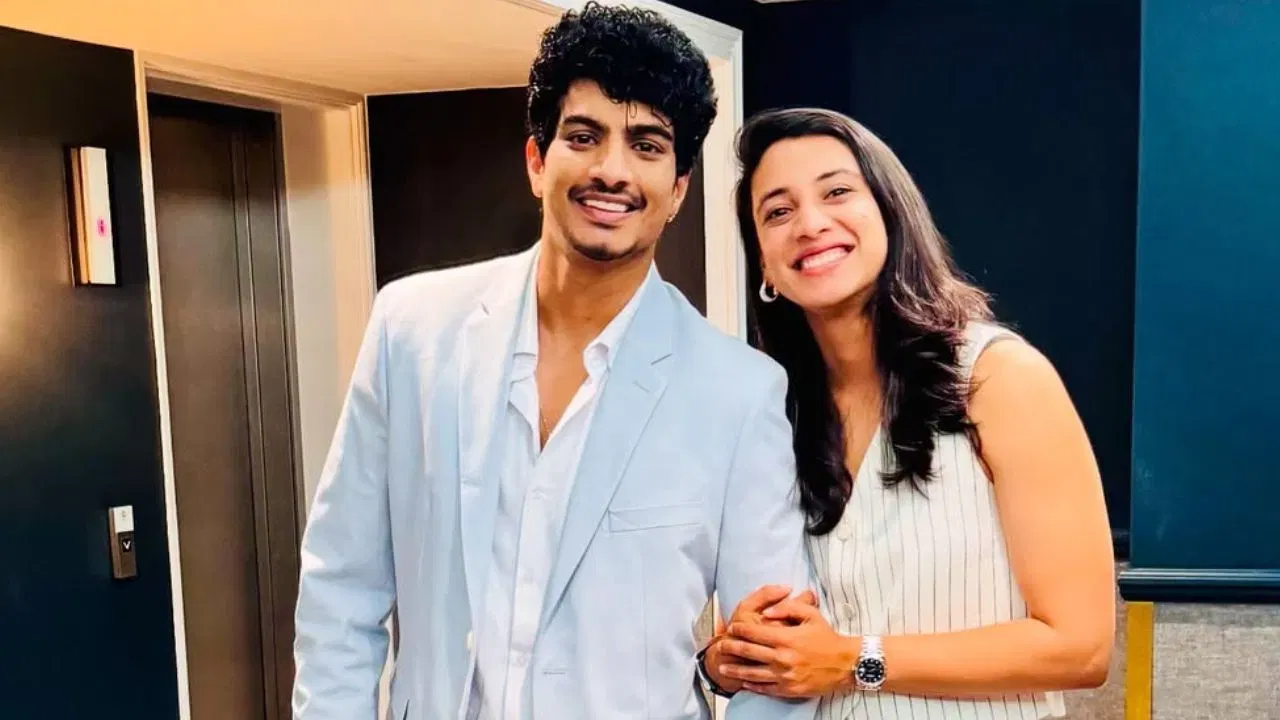 स्टार क्रिकेटर स्मृती मानधनाने तिचे लग्न पुढे ढकलले आहे. स्मृतीचे लग्न पलाश मुच्छलशी 23 नोव्हेंबर 2025 रोजी होणार होते. परंतु स्मृतीच्या वडिलांना हृदयविकाराचा झटका आल्याने स्मृतीने स्वत:चे लग्न अनिश्चित काळासाठी पुढे ढकलले आहे.