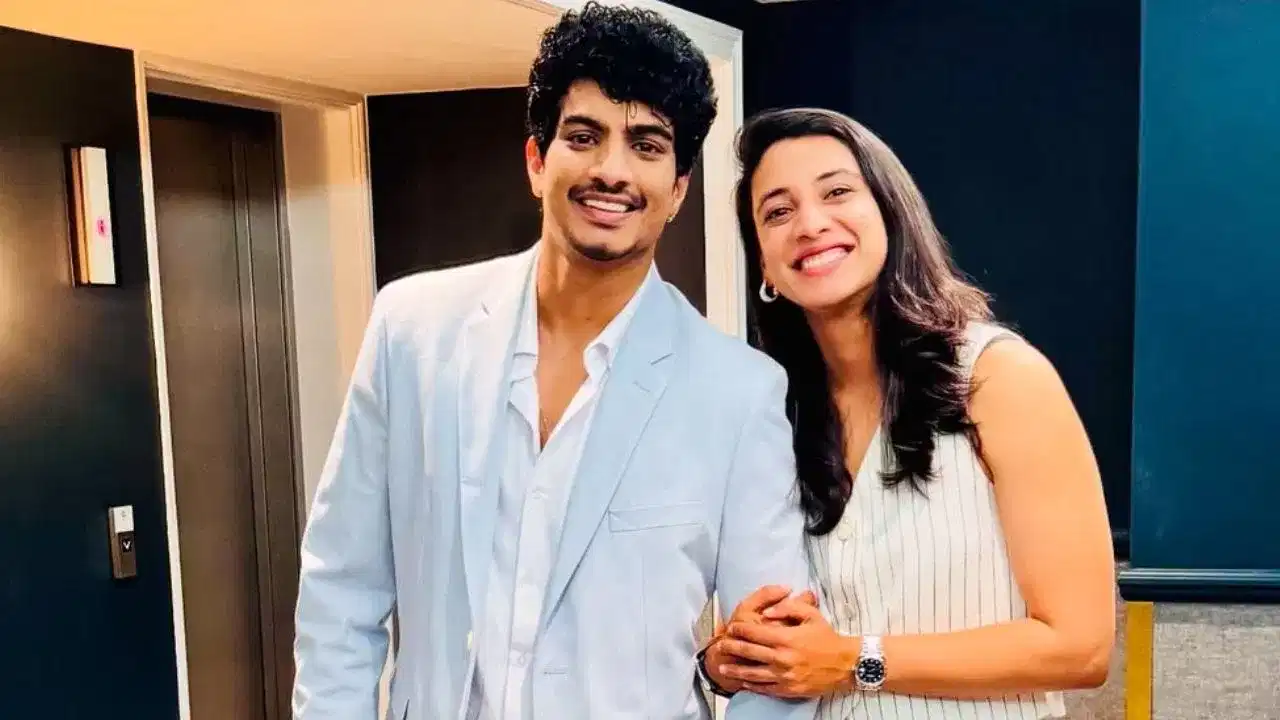 स्टार क्रिकेटर स्मृती मानधनाने तिचे लग्न पुढे ढकलले आहे. स्मृतीचे लग्न पलाश मुच्छलशी 23 नोव्हेंबर 2025 रोजी होणार होते. परंतु स्मृतीच्या वडिलांना हृदयविकाराचा झटका आल्याने स्मृतीने स्वत:चे लग्न अनिश्चित काळासाठी पुढे ढकलले आहे.