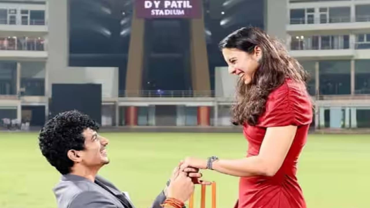 क्रिकेटपटू स्मृती मंधाना आणि संगीतकार पलाश मुच्छल 23 नोव्हेंबर रोजी लग्नबंधनात अडकणार होते. परंतु स्मृतीच्या वडिलांची प्रकृती अचानक बिघडल्याने हे लग्न पुढे ढकलल्याचं म्हटलं गेलं. यादरम्यान आता पलाश मुच्छलवर बरेच गंभीर आरोप होत आहेत. एका कोरिओग्राफरसोबतचे चॅट्स व्हायरल झाल्यानंतर पलाशने स्मृतीची फसवणूक केल्याचा दावा केला जात आहे. अशातच पलाशची एक्स गर्लफ्रेंडसुद्धा चर्चेत आली आहे.
