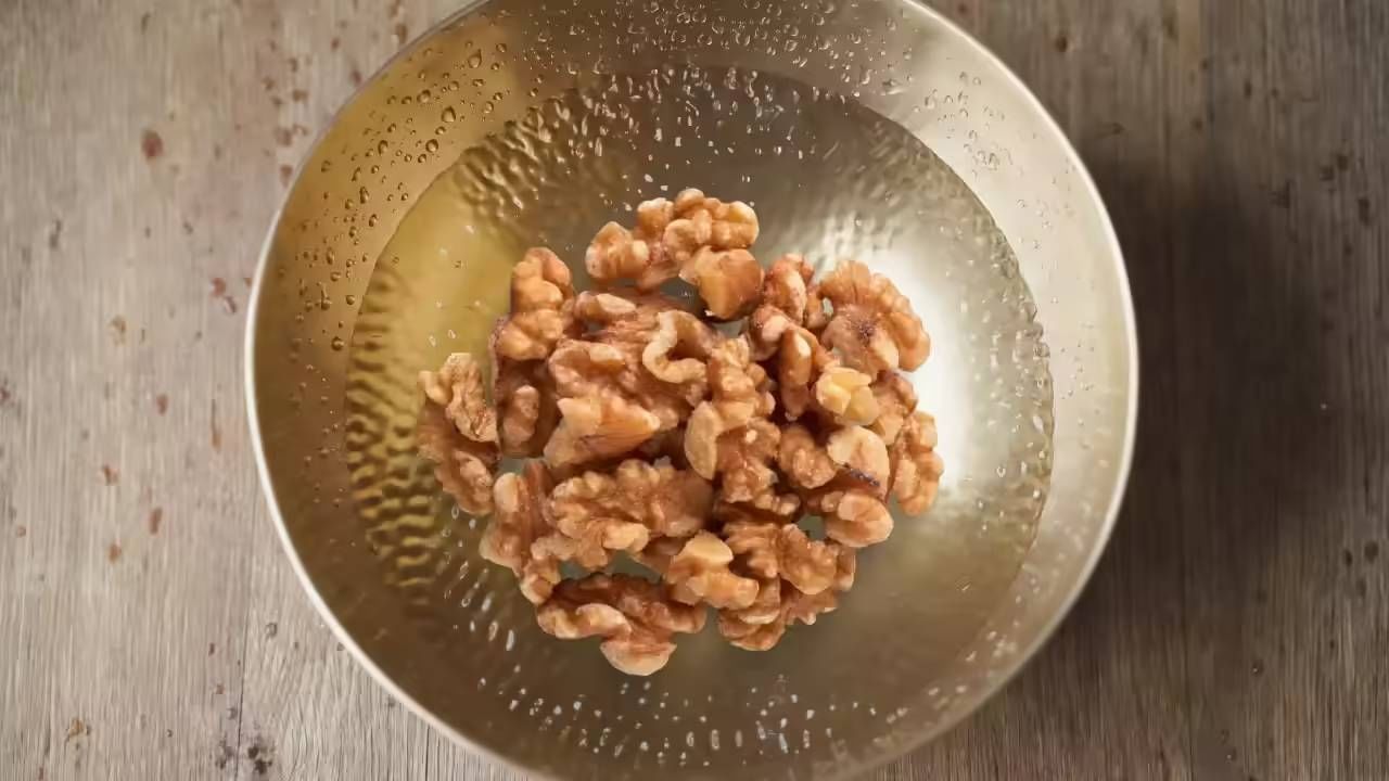 अक्रोड भिजवून खाल्ल्यास होतील हे फायदे, वाचून तुम्ही आश्चर्यचकीत व्हाल अक्रोड भिजवून खाल्ल्यास होतील हे फायदे, वाचून तुम्ही आश्चर्यचकीत व्हाल