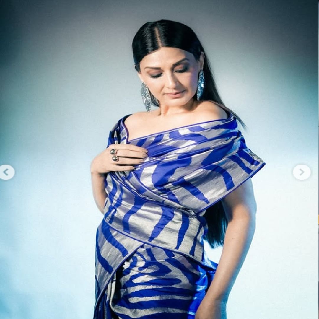 सिल्व्हर आणि निळ्या रंगाची साडी हटके अंदाजात अभिनेत्रीने नेसली आहे. साडीत फोटोशूट करत अभिनेत्रीने क्लासी फोटो सोशल मीडियावर पोस्ट केले आहे. 