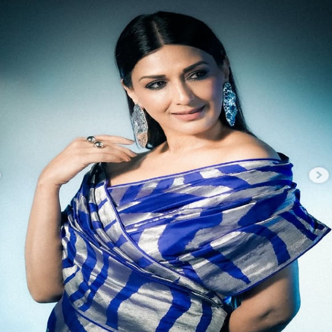 अभिनेत्री सोनाली बेंद्रे हिचे काही फोटो सध्या सोशल मीडियावर व्हायरल होत आहे. चाहत्यांना देखील अभिनेत्रीचा हटके लूक आवडला आहे. सध्या सर्वत्र सोनाली बेंद्रे हिच्या फोटोंची चर्चा रंगली आहे... 