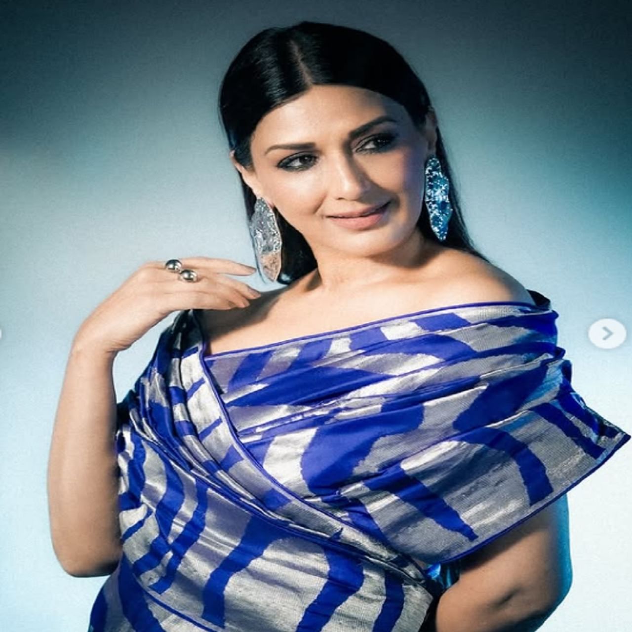 अभिनेत्री सोनाली बेंद्रे हिचे काही फोटो सध्या सोशल मीडियावर व्हायरल होत आहे. चाहत्यांना देखील अभिनेत्रीचा हटके लूक आवडला आहे. सध्या सर्वत्र सोनाली बेंद्रे हिच्या फोटोंची चर्चा रंगली आहे... 