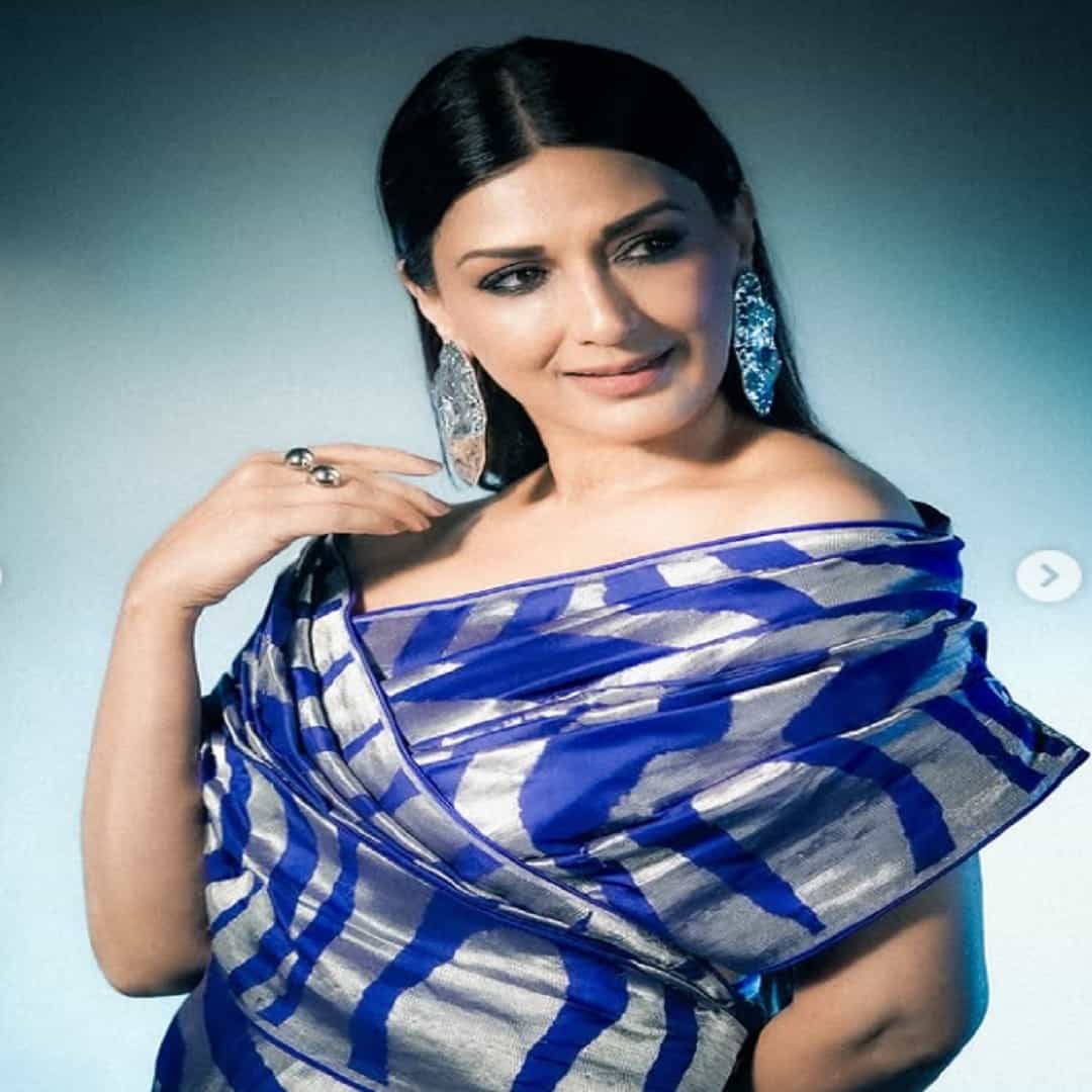 अभिनेत्री सोनाली बेंद्रे हिचे काही फोटो सध्या सोशल मीडियावर व्हायरल होत आहे. चाहत्यांना देखील अभिनेत्रीचा हटके लूक आवडला आहे. सध्या सर्वत्र सोनाली बेंद्रे हिच्या फोटोंची चर्चा रंगली आहे...