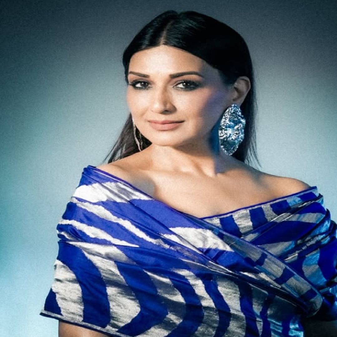 सोनाली सोशल मीडियावर कायम सक्रिय असते. सोशल मीडियावर अभिनेत्रीच्या चाहत्यांची संख्या देखील फार मोठी आहे. चाहत्यांच्या संपर्कात राहण्यासाठी अभिनेत्री कायम स्वतःचे फोटो आणि व्हिडीओ सोशल मीडियावर पोस्ट करत असते. 