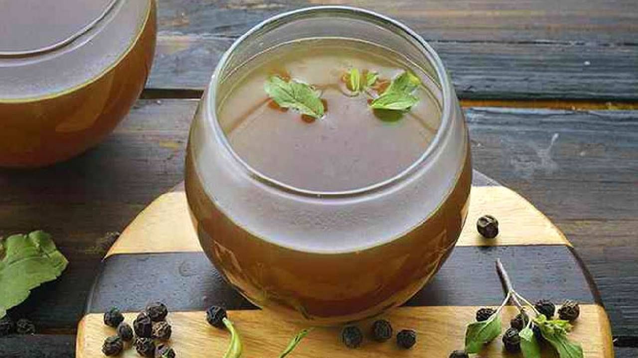 आले, काळी मिरी, मिरची, आले, तुळस आणि काळी मिरी यासारख्या औषधी घटकांपासून तयार केलेला काढा या ऋतूत खूप फायदेशीर आहे.