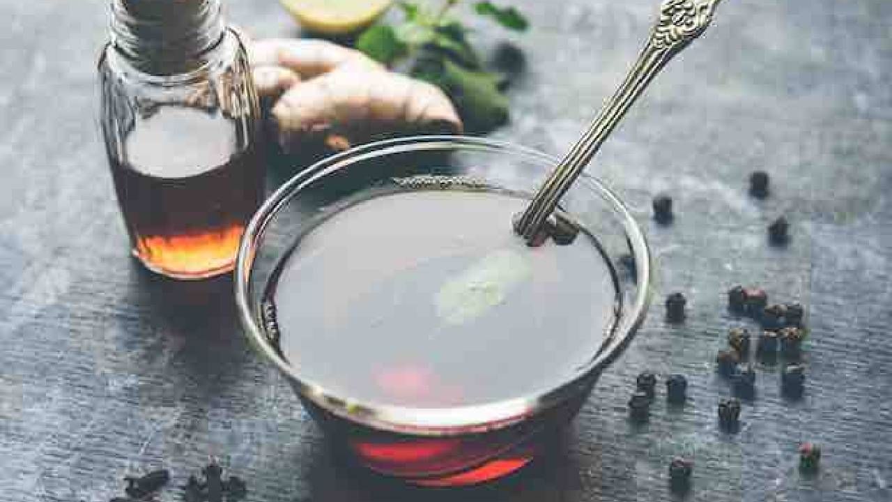 हिवाळ्यात निरोगी राहण्यासाठी तुम्ही काय खात आणि काय पिता हे महत्वाचे आहे. सकाळची सुरूवात एक कप खास पेयाने केली तर हिवाळ्यात कधीच आजारी पडणार नाहीत. 