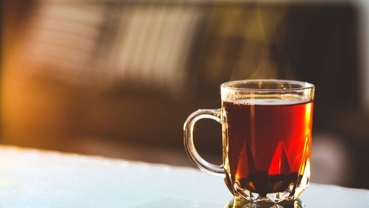 हिवाळ्याची चाहूल जाणून लागली आहे. सकाळीच्या वेळी थंडी वाढलीये. हिवाळ्यात आपल्या शरीराची विशेष काळजी घ्यावी लागते. आजारी पडण्याची शक्यता अधिक असते. 