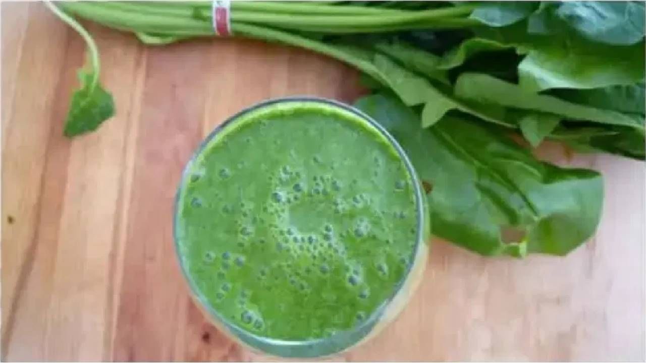 आपण दररोज सकाळी रिकाम्या पोटी पालकाचा एक ग्लास रस घेतला पाहिजे. ज्यामुळे रोगप्रतिकारक शक्ती वाढण्यासोबतच तुम्ही कधीच आजारी देखील पडणार नाहीत.