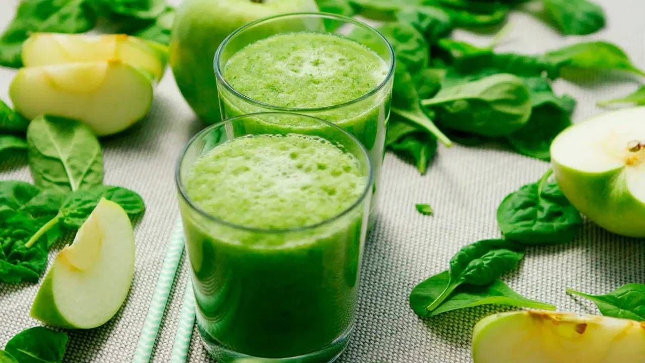 पालकामध्ये मॅग्नेशियम, पोटॅशियम, फोलेट, व्हिटॅमिन ए, सी, के बी 2, बी, सी आणि ई सारख्या जीवनसत्त्वे आणि खनिजे असतात. हे आपल्या आरोग्यासाठी खूप महत्वाचे आहेत.