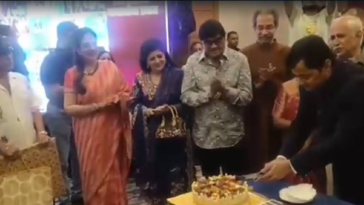 मराठी मालिका आणि चित्रपट विश्वातील लोकप्रिय अभिनेता सुबोध भावेनं रविवारी 9 नोव्हेंबर रोजी आपला वाढदिवस साजरा केला. या वाढदिवशी मनसे अध्यक्ष राज ठाकरे आणि शिवसेना पक्षप्रमुख उद्धव ठाकरे पुन्हा एकदा एकत्र दिसले. 
