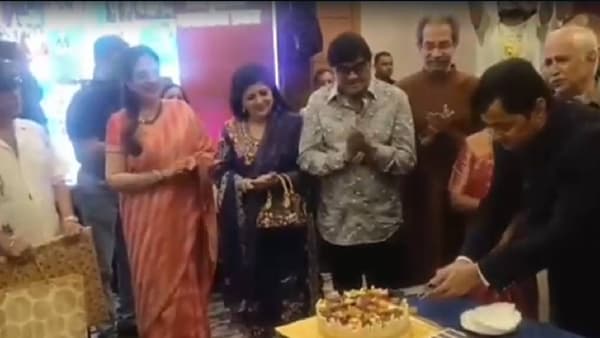 मराठी मालिका आणि चित्रपट विश्वातील लोकप्रिय अभिनेता सुबोध भावेनं रविवारी 9 नोव्हेंबर रोजी आपला वाढदिवस साजरा केला. या वाढदिवशी मनसे अध्यक्ष राज ठाकरे आणि शिवसेना पक्षप्रमुख उद्धव ठाकरे पुन्हा एकदा एकत्र दिसले.