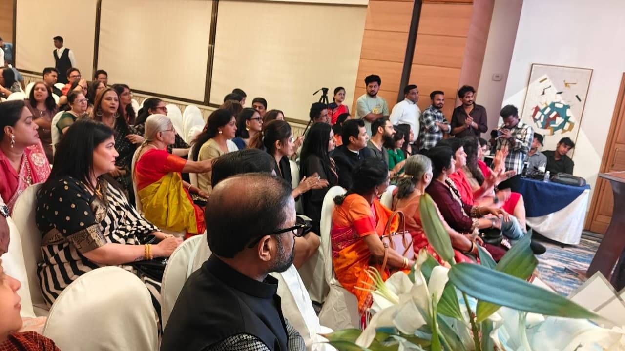 हिंदी भाषेच्या सक्तीविरोधात राज आणि उद्धव ठाकरे सर्वांत आधी एकत्र एकाच मंचावर आले. त्यानंतर ठाकरे बंधूंनी एकत्र दिवाळी साजरी केली. आता तिसऱ्यांदा राज आणि उद्धव ठाकरे एका सार्वजनिक कार्यक्रमात एकत्र आल्याचं पहायला मिळालं आहे. 
